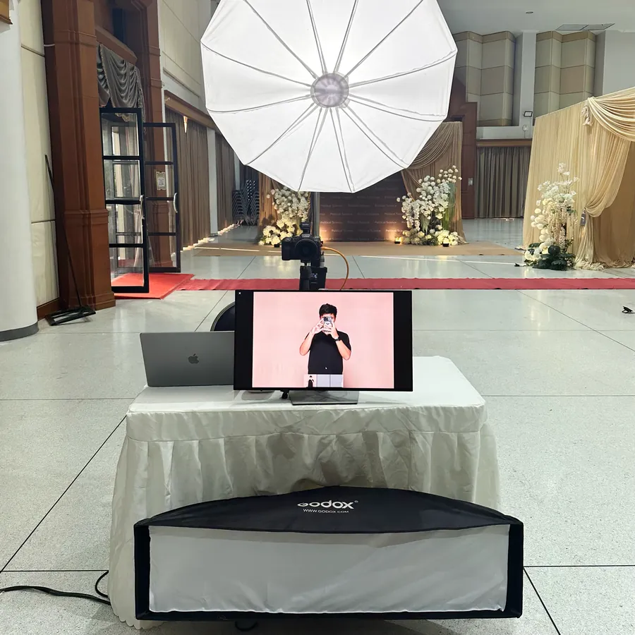 บูธถ่ายรูปพร้อมไฟสตูดิโอและจอแสดงผลในงานจริง