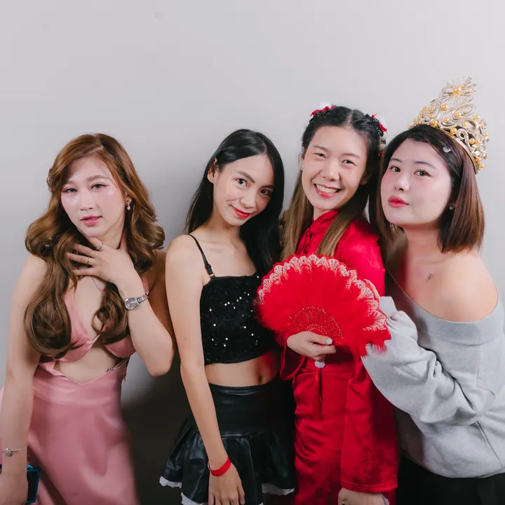 แก๊งสาวแต่งชุดธีมปาร์ตี้