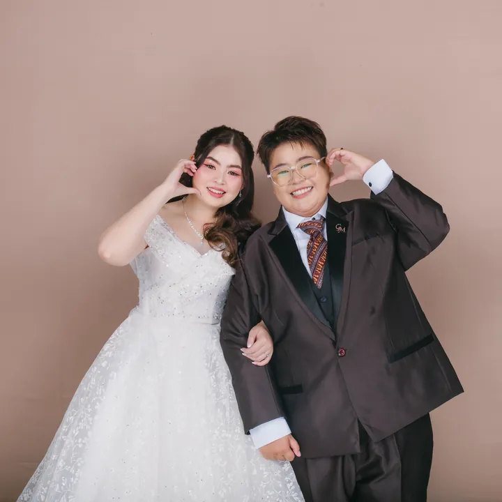บ่าวสาวทำท่าหัวใจ