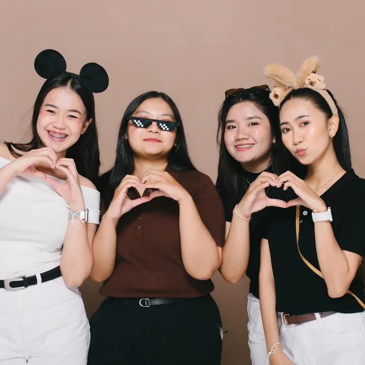 สาวๆ ทำมือหัวใจ